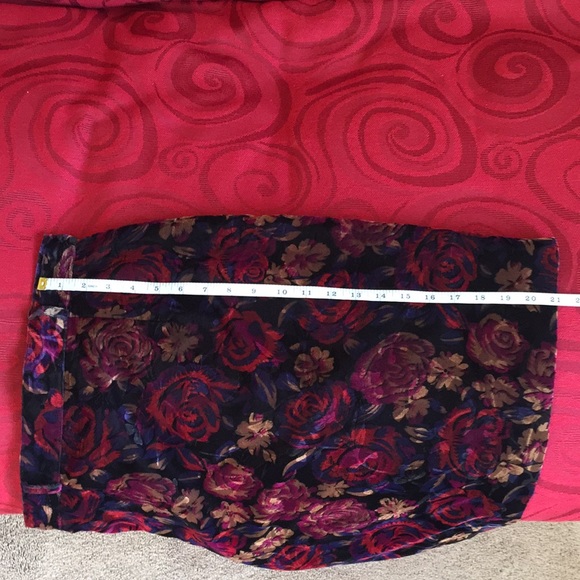 🌸 CLOSET CLOSING-Rare -Vintage VELVETY print skirt - - Picture 6 of 7